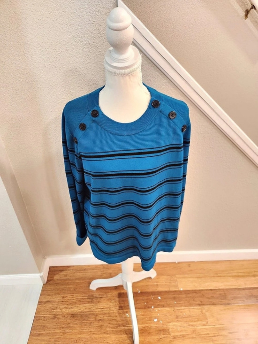 Liz Claiborne Striped Crew Neck Sweater in Blue XL Like New